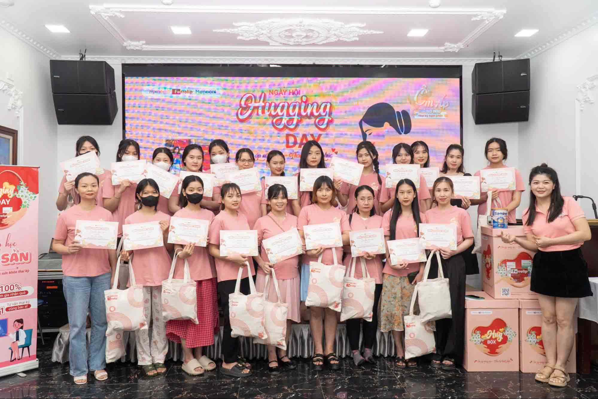 Ferrolip & Aplicaps lan tỏa thông điệp Ôm ấp đến hàng triệu mẹ bầu Việt qua ngày hội Hugging Day