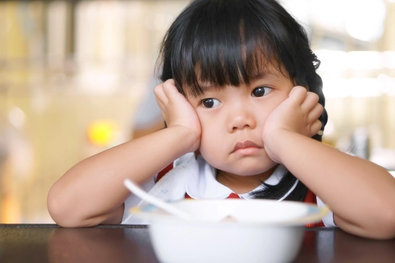 Trẻ lười ăn dặm phải làm sao? Bí quyết vượt qua khủng hoảng biếng ăn giai đoạn trẻ 6 tháng - 2 tuổi