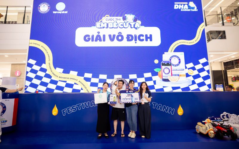 Trao giải v&agrave;ng Đồng với phần qu&agrave; gi&aacute; trị cho em xuất sắc của hạng đầu trong cuộc thi Em b&eacute; cử tạ 