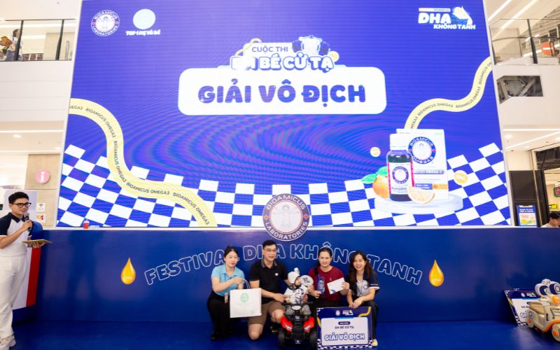 Trao giải v&agrave;ng V&agrave;ng với phần qu&agrave; gi&aacute; trị cho em xuất sắc của hạng đầu trong cuộc thi Em b&eacute; cử tạ 