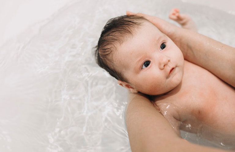 Chi tiết cách tắm cho trẻ sơ sinh đúng chuẩn
