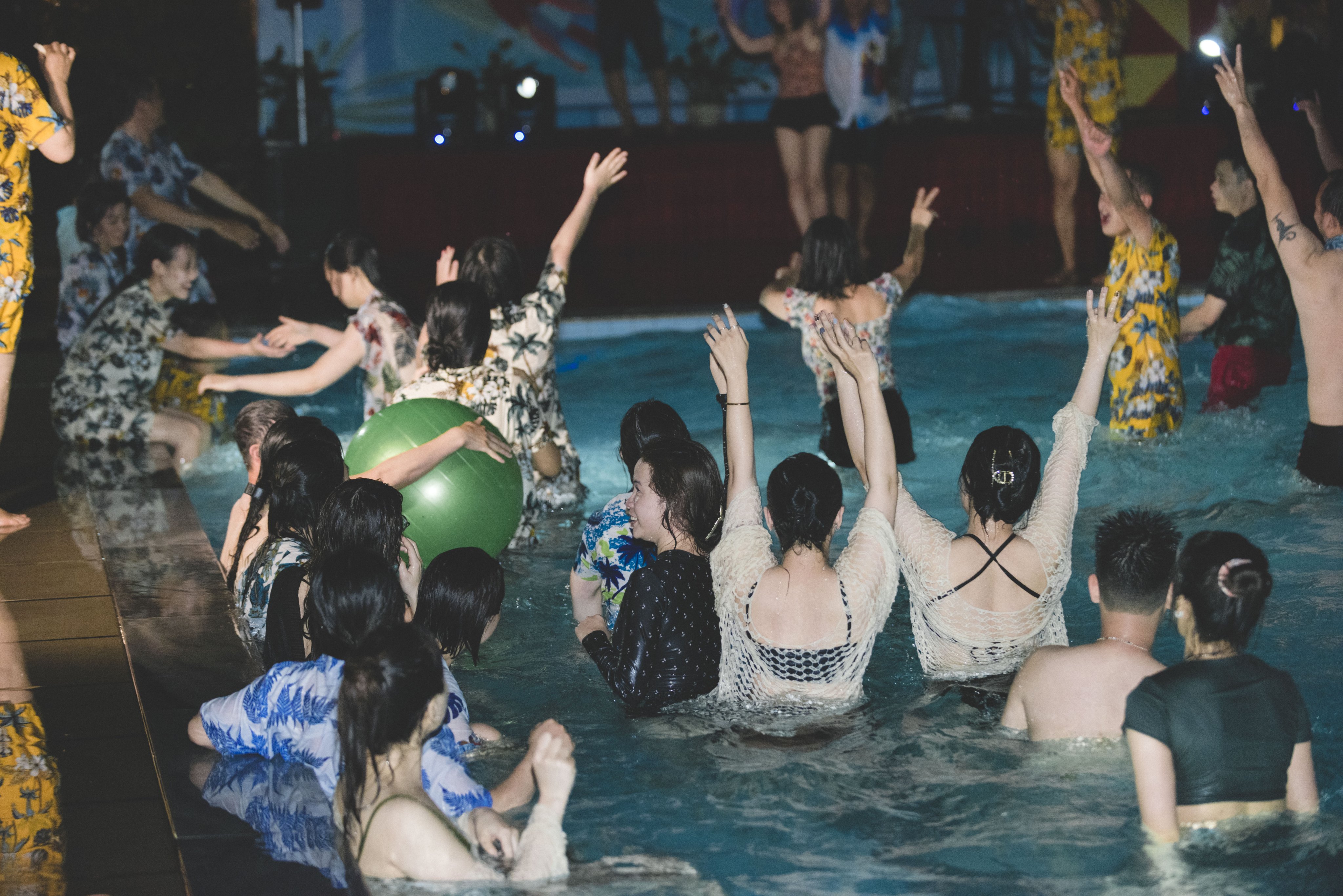 Pool Party – “Quẩy hết mình đi”