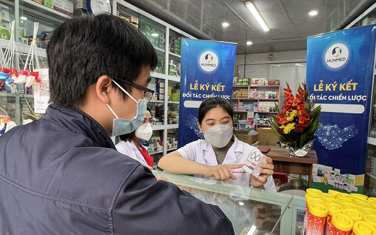 Dược sĩ tại Nhà thuốc Nguyễn Danh 2 tư vấn sản phẩm cho khách hàng