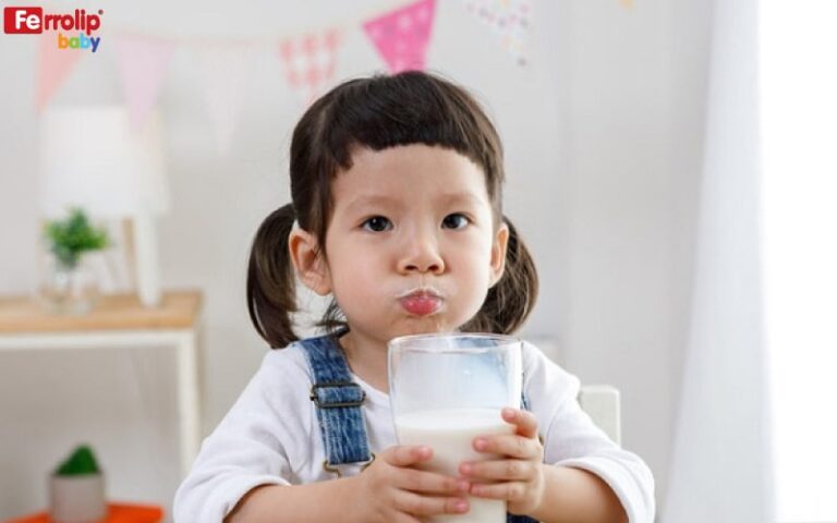 trẻ uống quá nhiều sữa tươi bị thiếu sắt